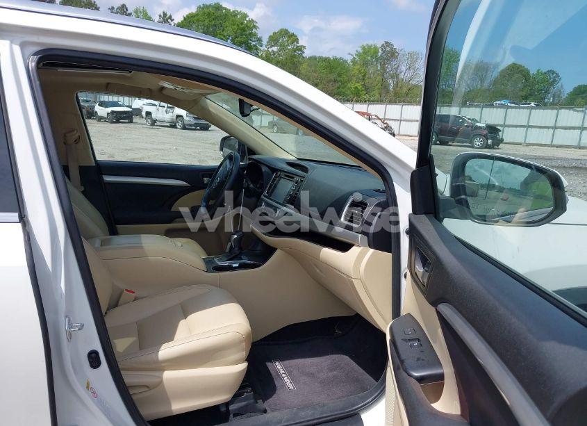 Photo 5 of 2016 Toyota Highlander XLE V6 (VIN 5TDKKRFH3GS170784)