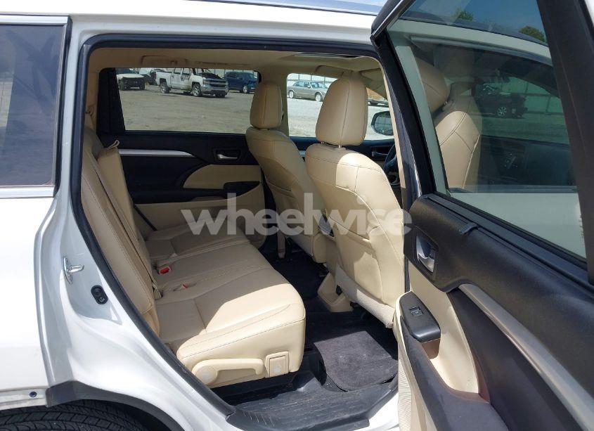 Photo 8 of 2016 Toyota Highlander XLE V6 (VIN 5TDKKRFH3GS170784)