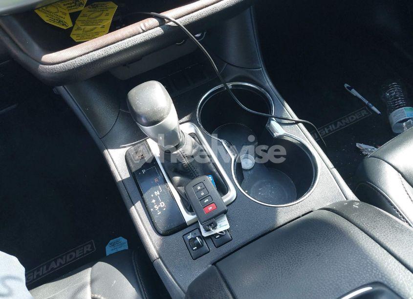 Photo 11 of 2015 Toyota Highlander XLE V6 (VIN 5TDKKRFH4FS065945)