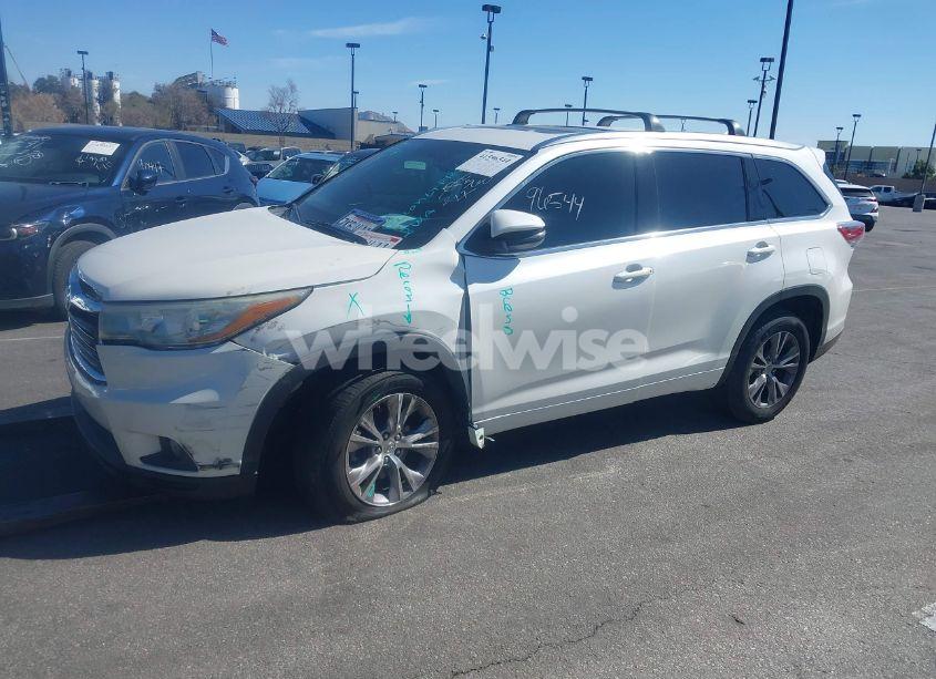 Photo 2 of 2015 Toyota Highlander XLE V6 (VIN 5TDKKRFH4FS065945)