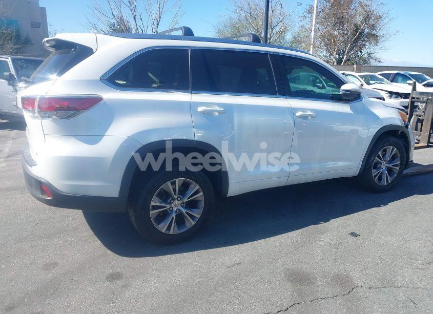 Photo 4 of 2015 Toyota Highlander XLE V6 (VIN 5TDKKRFH4FS065945)
