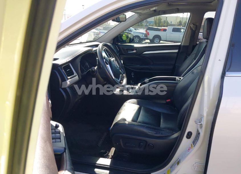 Photo 5 of 2015 Toyota Highlander XLE V6 (VIN 5TDKKRFH4FS065945)