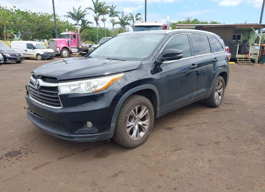 Photo 2 of 2015 Toyota Highlander XLE V6 (VIN 5TDKKRFH4FS111211)