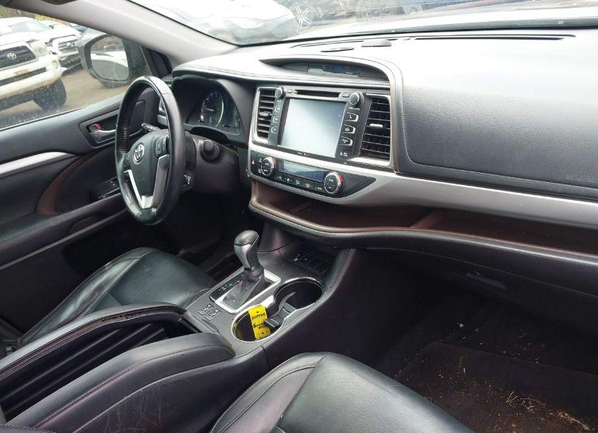 Photo 5 of 2015 Toyota Highlander XLE V6 (VIN 5TDKKRFH4FS111211)