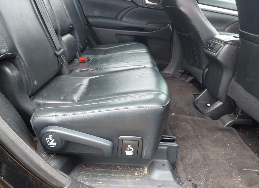 Photo 8 of 2015 Toyota Highlander XLE V6 (VIN 5TDKKRFH4FS111211)