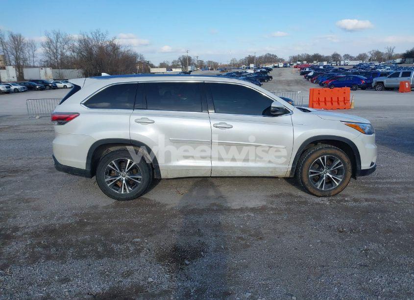 Photo 13 of 2016 Toyota Highlander XLE V6 (VIN 5TDKKRFH4GS129192)
