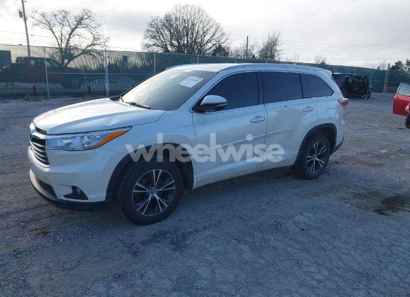 Photo 2 of 2016 Toyota Highlander XLE V6 (VIN 5TDKKRFH4GS129192)