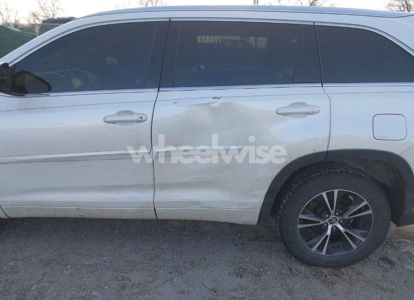 Photo 6 of 2016 Toyota Highlander XLE V6 (VIN 5TDKKRFH4GS129192)