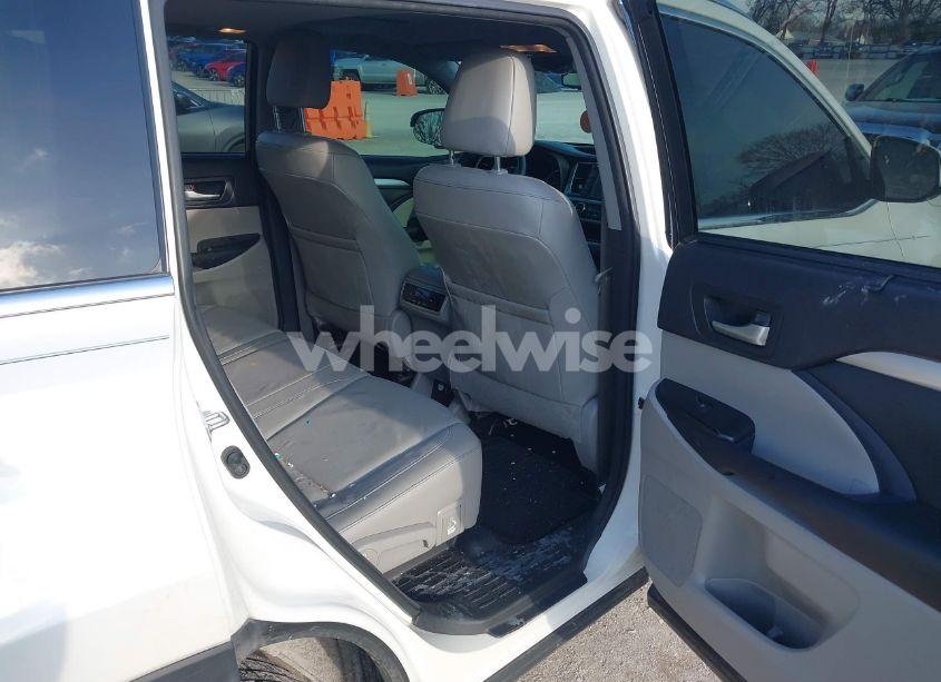 Photo 8 of 2016 Toyota Highlander XLE V6 (VIN 5TDKKRFH4GS129192)