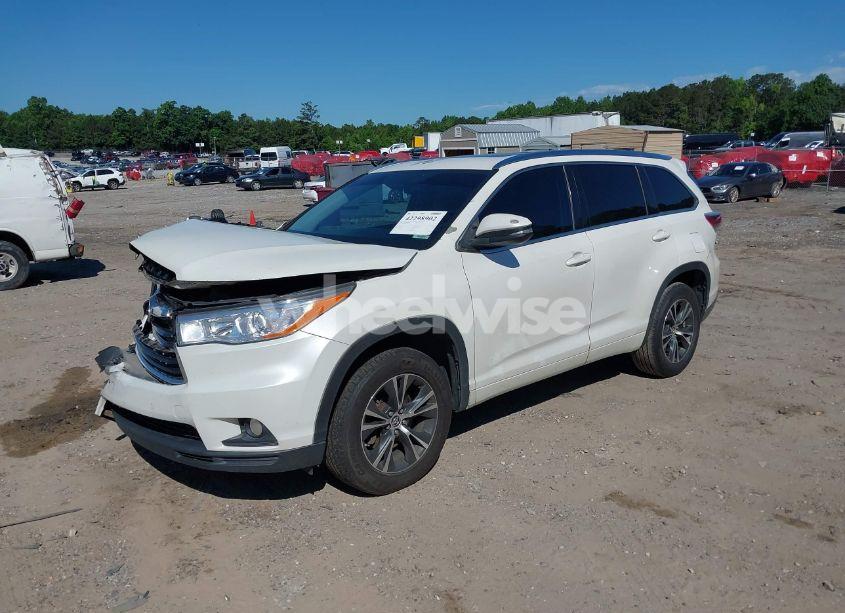 Photo 2 of 2016 Toyota Highlander XLE V6 (VIN 5TDKKRFH4GS132237)