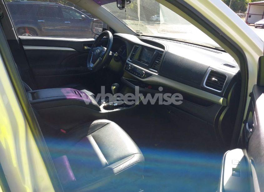 Photo 5 of 2016 Toyota Highlander XLE V6 (VIN 5TDKKRFH4GS132237)