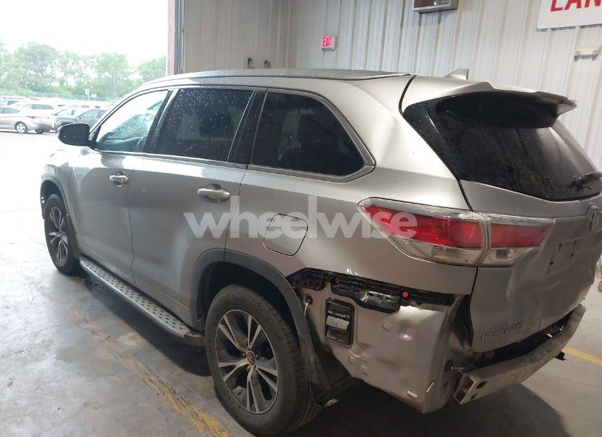 Photo 3 of 2016 Toyota Highlander XLE V6 (VIN 5TDKKRFH4GS143724)