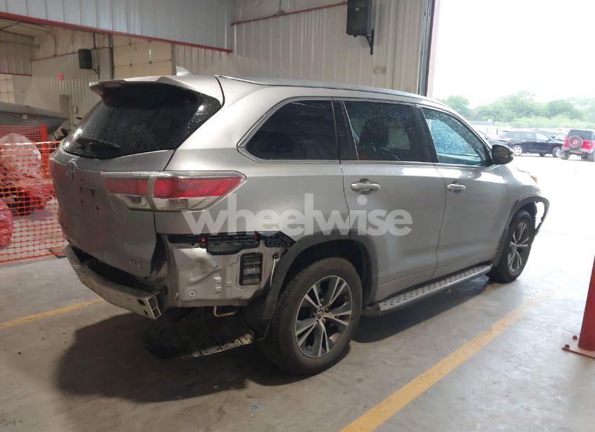 Photo 4 of 2016 Toyota Highlander XLE V6 (VIN 5TDKKRFH4GS143724)