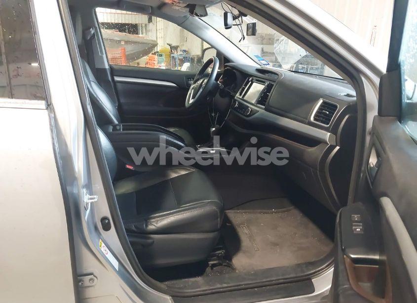 Photo 5 of 2016 Toyota Highlander XLE V6 (VIN 5TDKKRFH4GS143724)