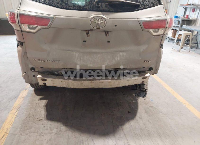 Photo 6 of 2016 Toyota Highlander XLE V6 (VIN 5TDKKRFH4GS143724)