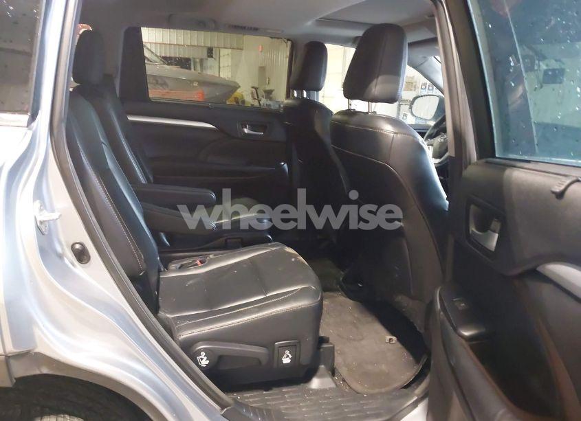 Photo 8 of 2016 Toyota Highlander XLE V6 (VIN 5TDKKRFH4GS143724)