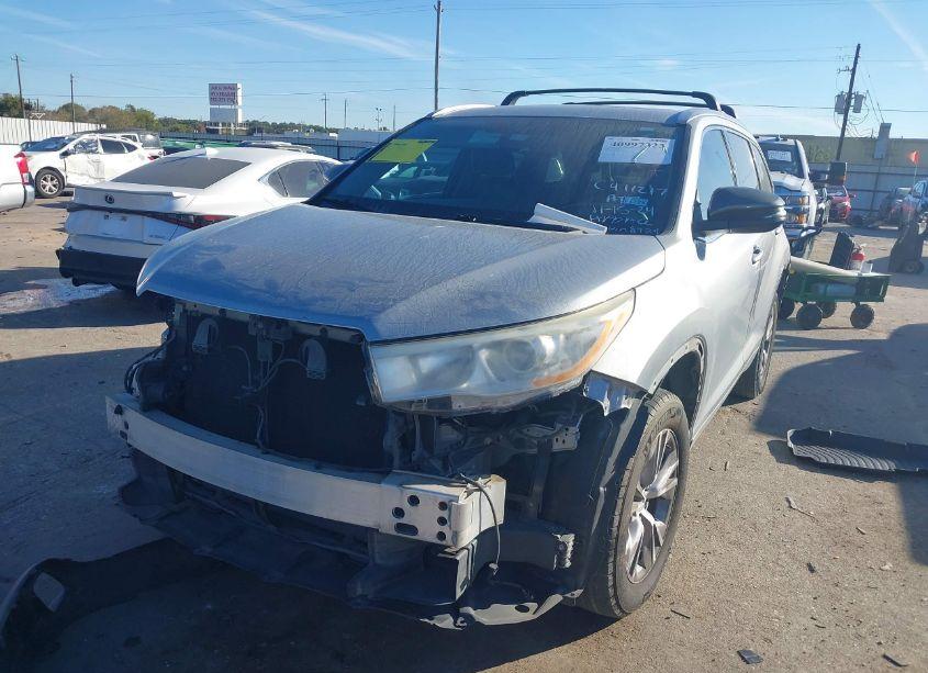 Photo 2 of 2014 Toyota Highlander XLE V6 (VIN 5TDKKRFH5ES018924)