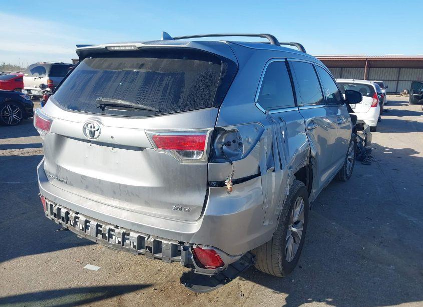 Photo 4 of 2014 Toyota Highlander XLE V6 (VIN 5TDKKRFH5ES018924)
