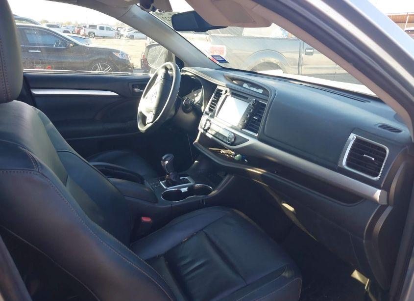 Photo 5 of 2014 Toyota Highlander XLE V6 (VIN 5TDKKRFH5ES018924)