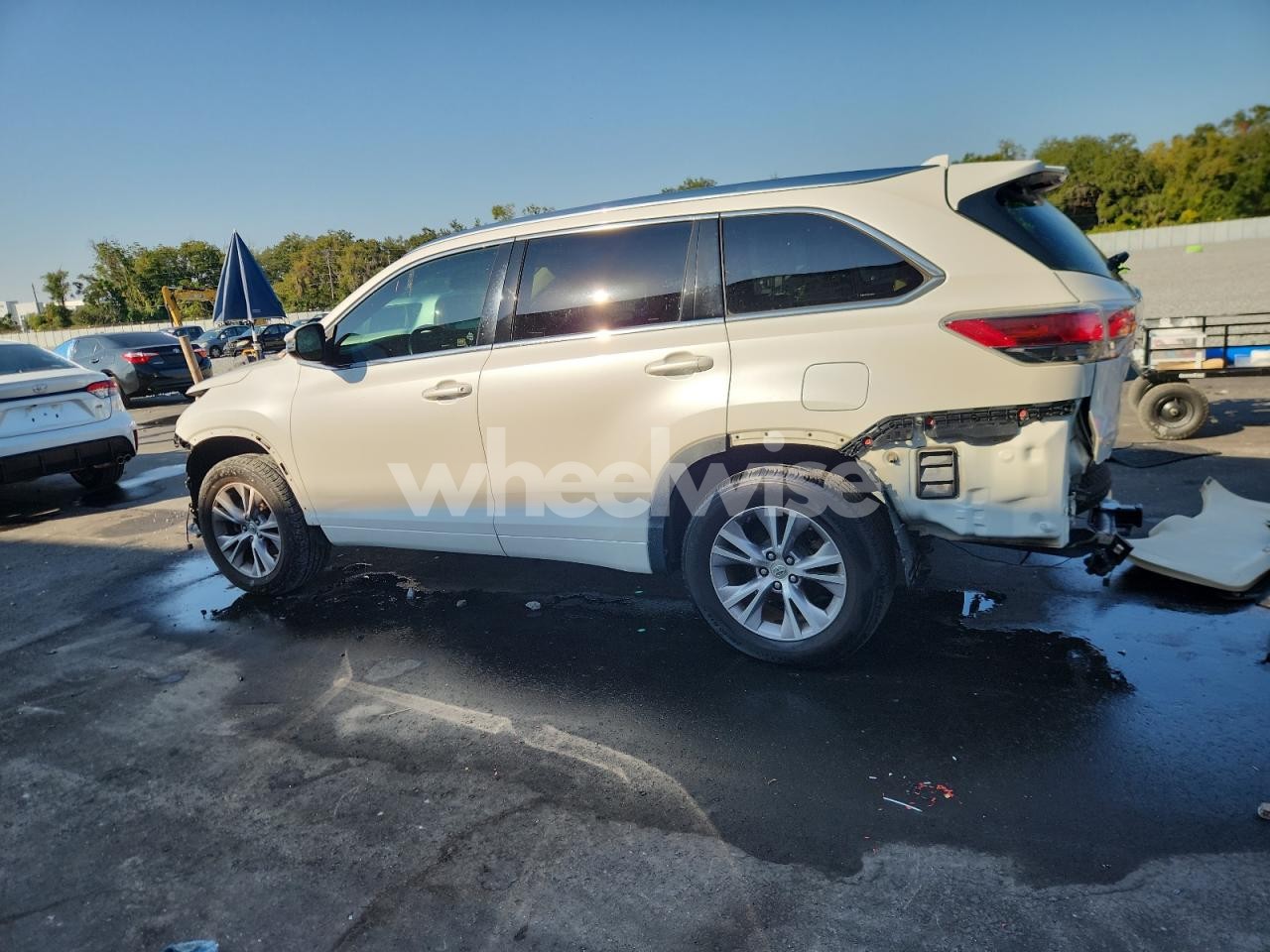 Photo 2 of 2014 TOYOTA HIGHLANDER XLE (VIN 5TDKKRFH5ES038039)