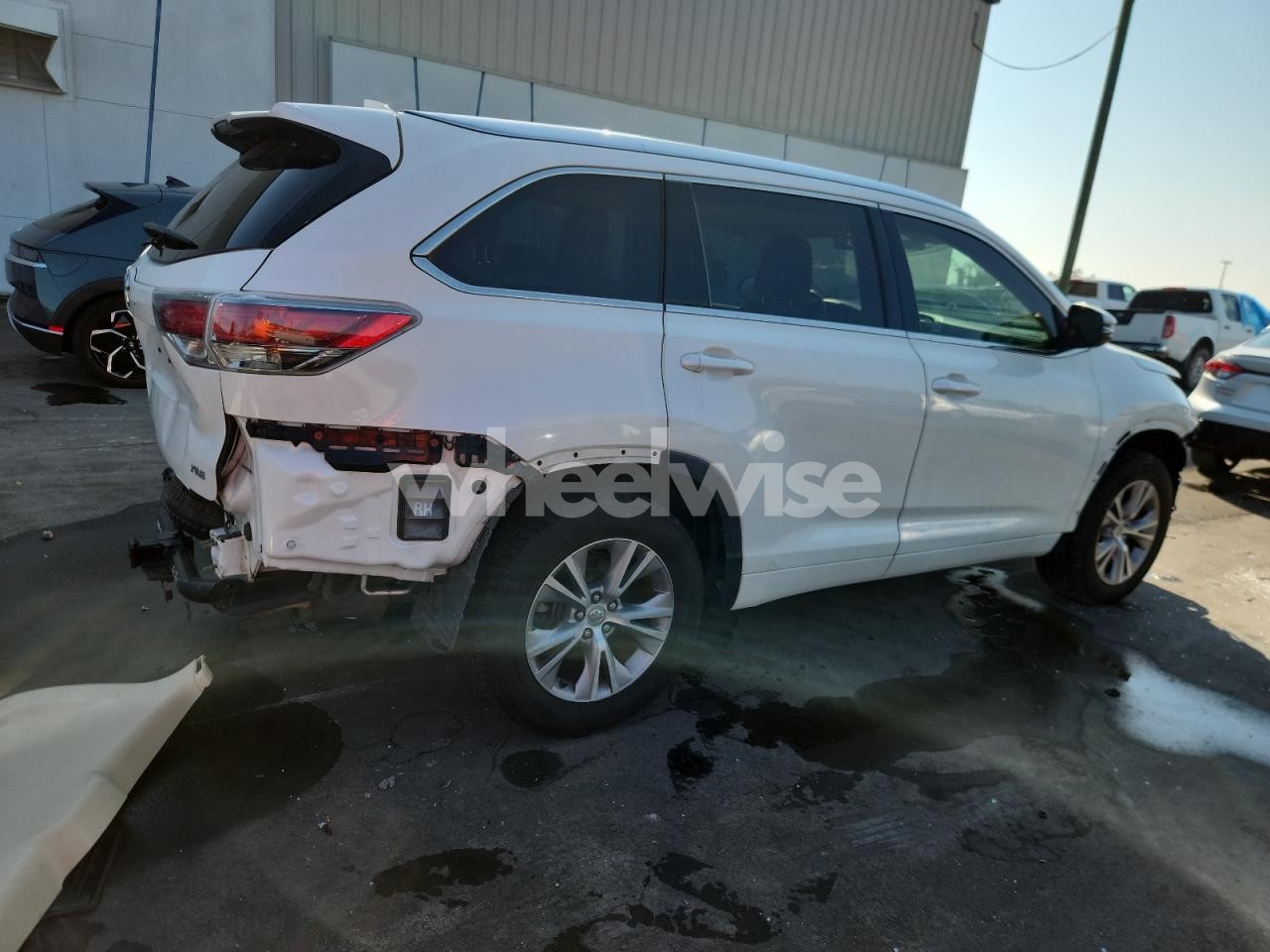 Photo 3 of 2014 TOYOTA HIGHLANDER XLE (VIN 5TDKKRFH5ES038039)