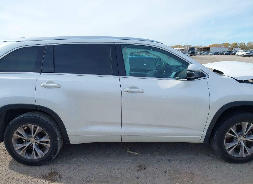 Photo 13 of 2015 Toyota Highlander XLE V6 (VIN 5TDKKRFH5FS090689)