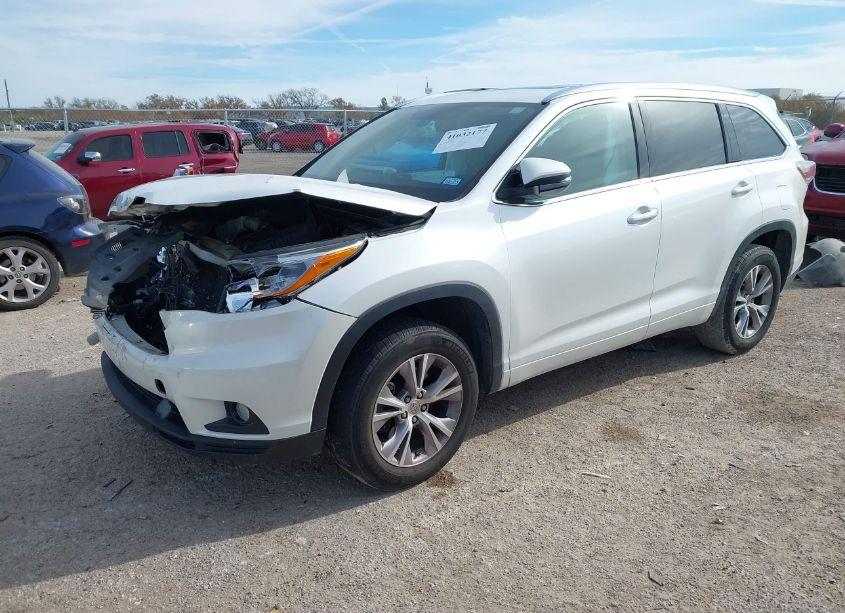 Photo 2 of 2015 Toyota Highlander XLE V6 (VIN 5TDKKRFH5FS090689)