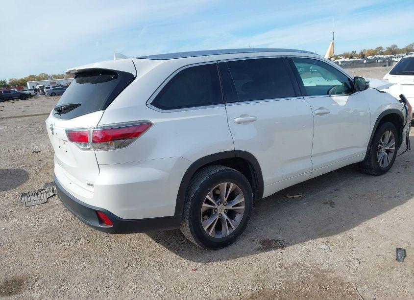 Photo 4 of 2015 Toyota Highlander XLE V6 (VIN 5TDKKRFH5FS090689)