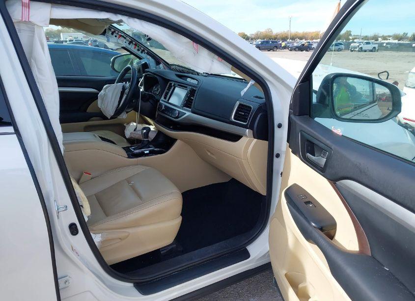 Photo 5 of 2015 Toyota Highlander XLE V6 (VIN 5TDKKRFH5FS090689)
