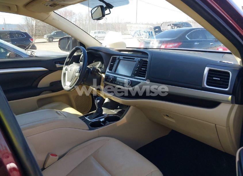 Photo 5 of 2016 Toyota Highlander XLE V6 (VIN 5TDKKRFH5GS158054)