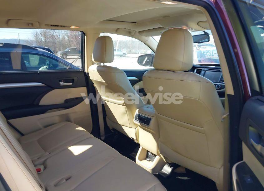 Photo 8 of 2016 Toyota Highlander XLE V6 (VIN 5TDKKRFH5GS158054)