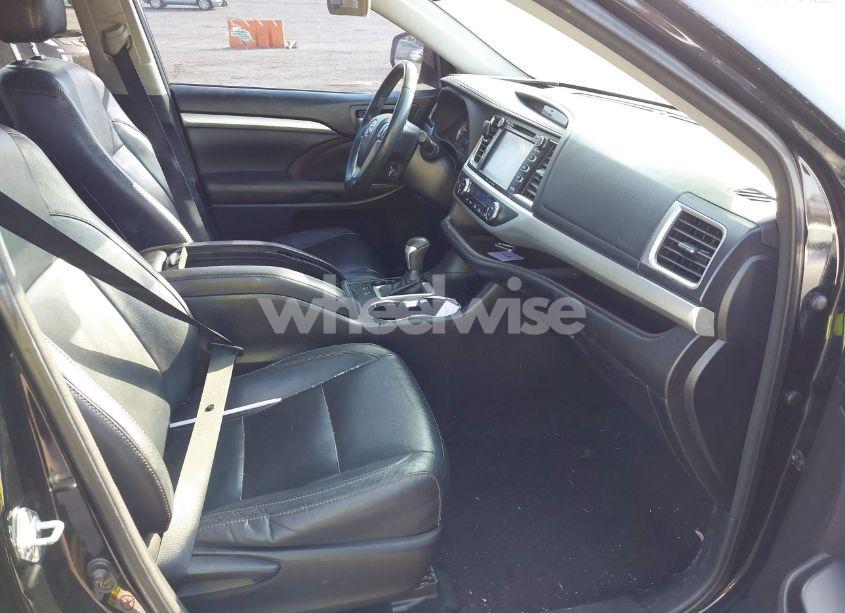 Photo 5 of 2016 Toyota Highlander XLE V6 (VIN 5TDKKRFH5GS500814)