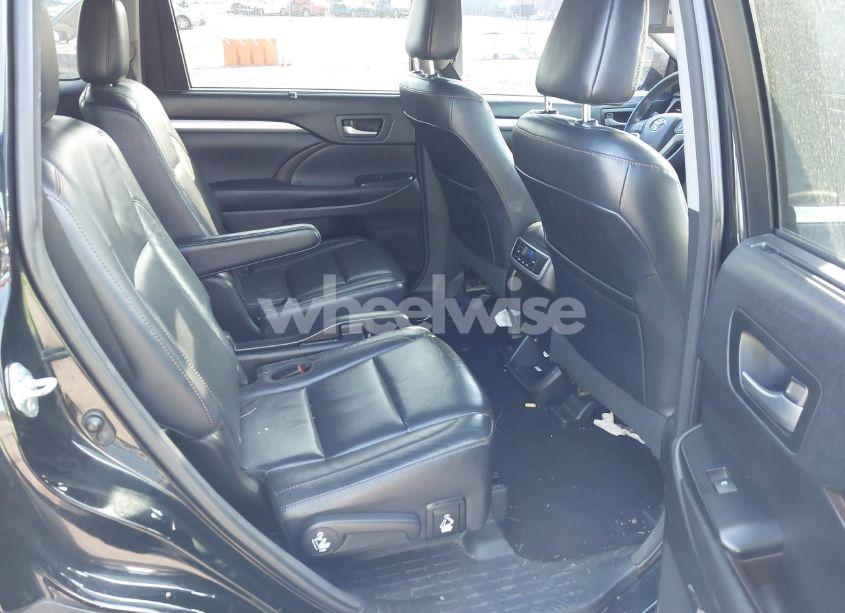 Photo 8 of 2016 Toyota Highlander XLE V6 (VIN 5TDKKRFH5GS500814)