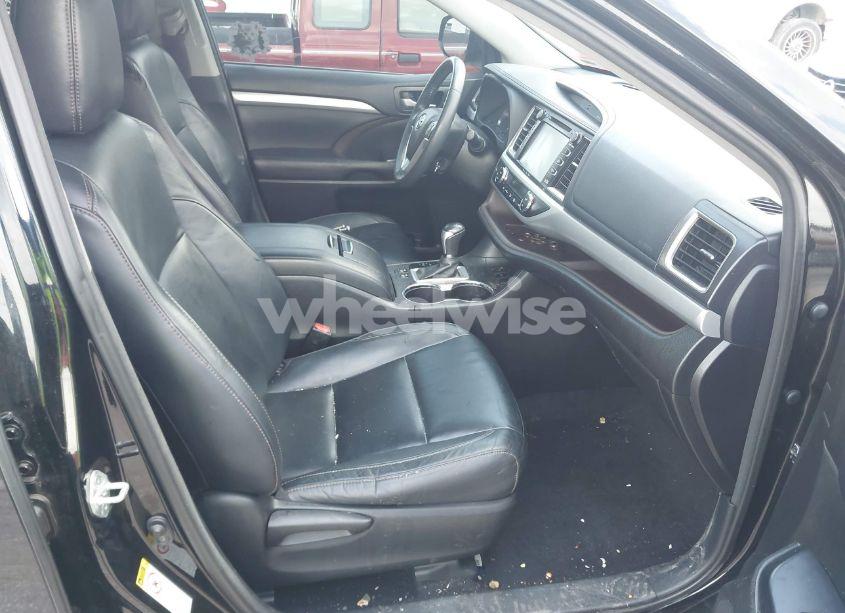 Photo 5 of 2016 Toyota Highlander XLE V6 (VIN 5TDKKRFH5GS501364)