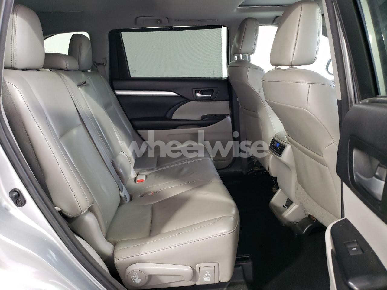 Photo 11 of 2016 TOYOTA HIGHLANDER XLE (VIN 5TDKKRFH6GS157673)