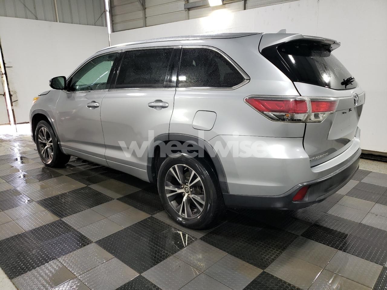 Photo 2 of 2016 TOYOTA HIGHLANDER XLE (VIN 5TDKKRFH6GS157673)