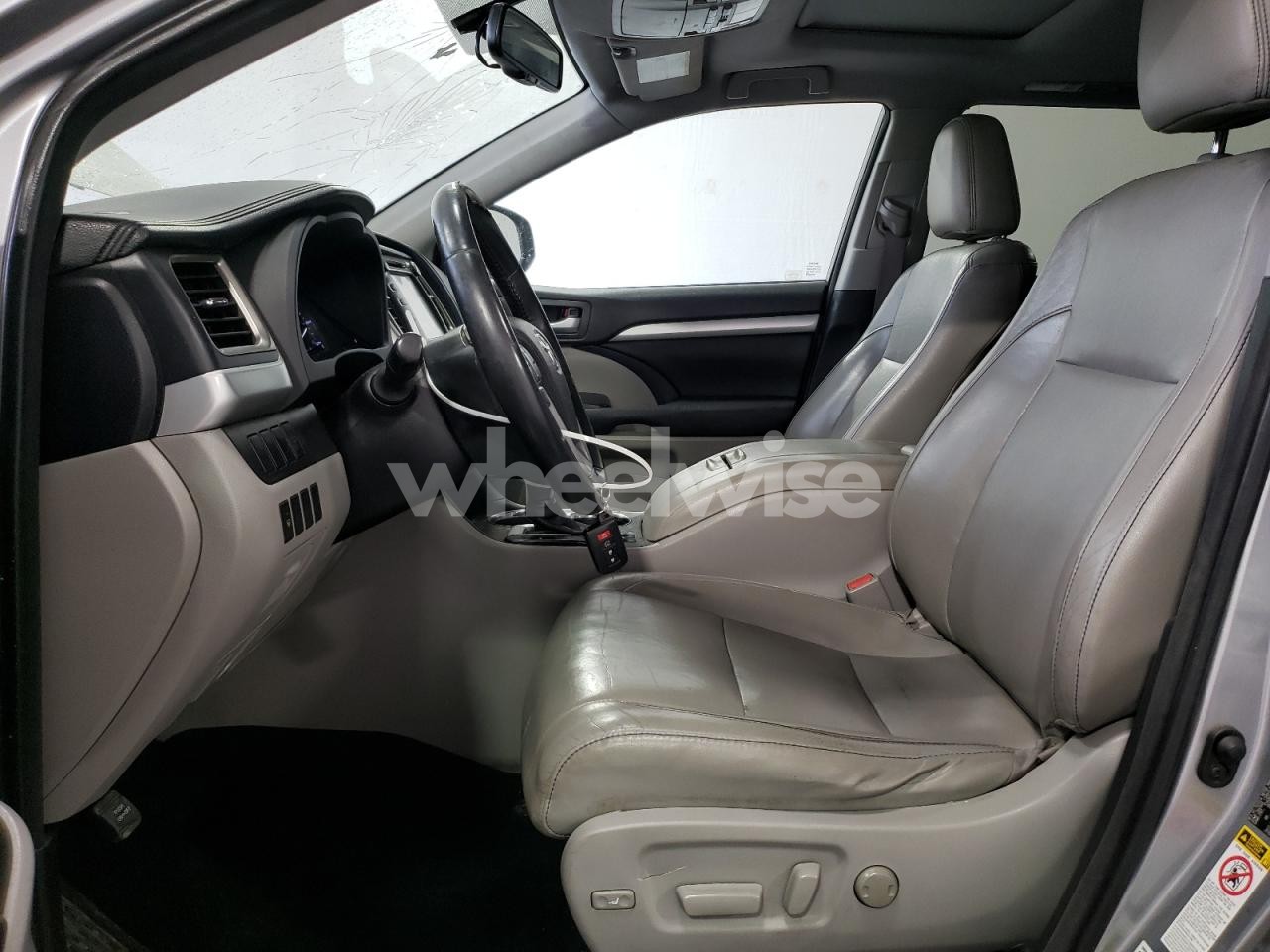 Photo 7 of 2016 TOYOTA HIGHLANDER XLE (VIN 5TDKKRFH6GS157673)