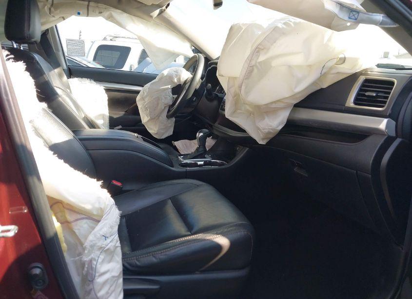 Photo 5 of 2016 Toyota Highlander XLE V6 (VIN 5TDKKRFH6GS157799)