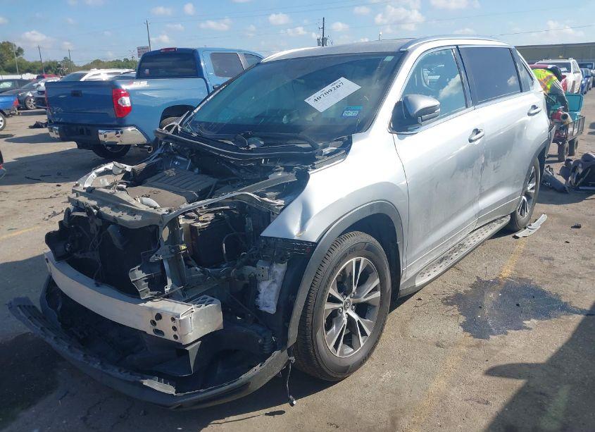 Photo 2 of 2016 Toyota Highlander XLE V6 (VIN 5TDKKRFH6GS159794)