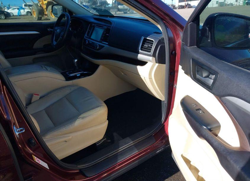 Photo 5 of 2016 Toyota Highlander XLE V6 (VIN 5TDKKRFH6GS165031)