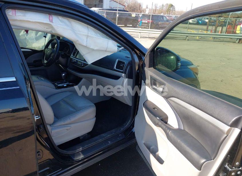 Photo 5 of 2015 Toyota Highlander XLE V6 (VIN 5TDKKRFH7FS056107)