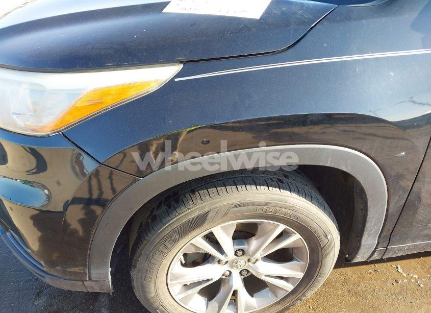 Photo 6 of 2015 Toyota Highlander XLE V6 (VIN 5TDKKRFH7FS056107)