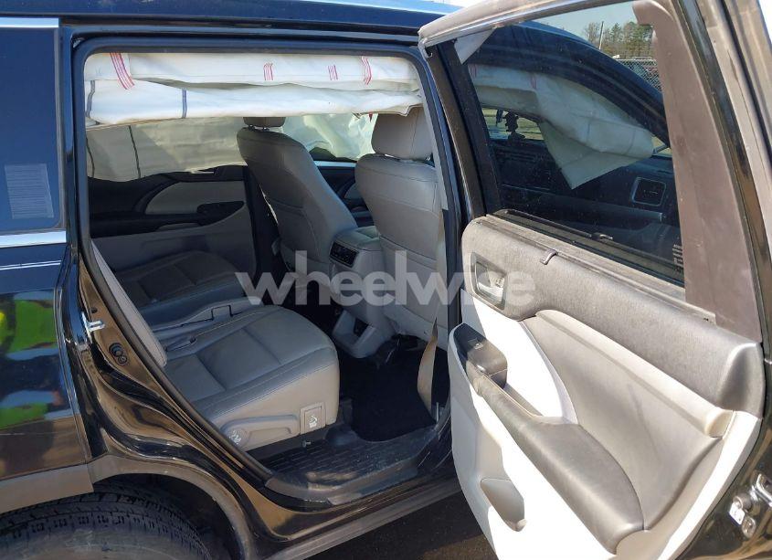 Photo 8 of 2015 Toyota Highlander XLE V6 (VIN 5TDKKRFH7FS056107)