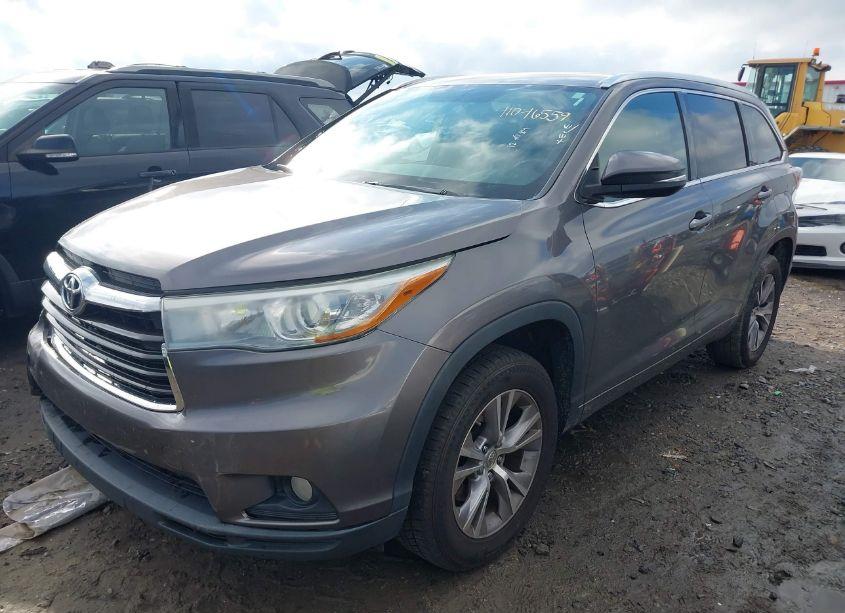 Photo 2 of 2015 Toyota Highlander XLE V6 (VIN 5TDKKRFH7FS065583)