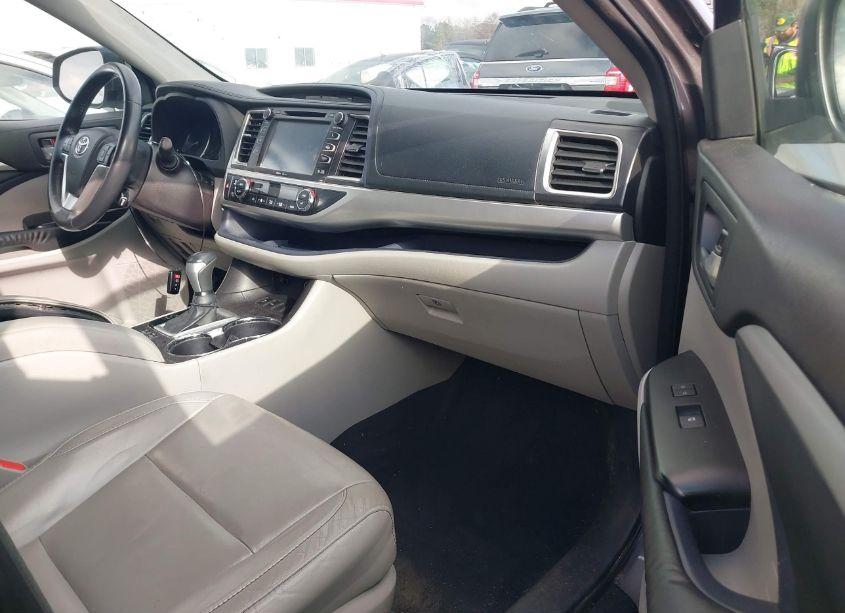 Photo 5 of 2015 Toyota Highlander XLE V6 (VIN 5TDKKRFH7FS065583)
