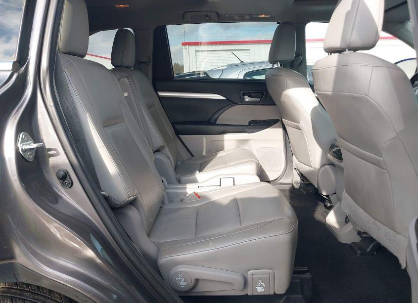 Photo 8 of 2015 Toyota Highlander XLE V6 (VIN 5TDKKRFH7FS065583)