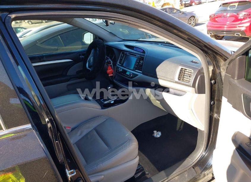 Photo 5 of 2015 Toyota Highlander XLE V6 (VIN 5TDKKRFH7FS104012)