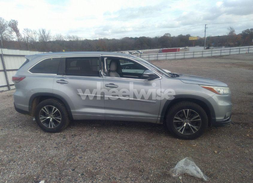 Photo 13 of 2016 Toyota Highlander XLE V6 (VIN 5TDKKRFH7GS142695)