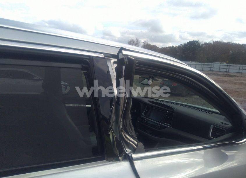 Photo 18 of 2016 Toyota Highlander XLE V6 (VIN 5TDKKRFH7GS142695)