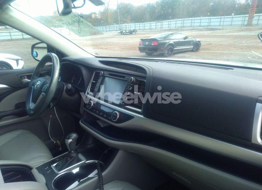 Photo 19 of 2016 Toyota Highlander XLE V6 (VIN 5TDKKRFH7GS142695)